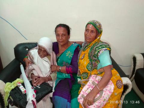 १०३ बसन्त पार गर्नु भएको जेस्ट नागरिक सम्मान गर्दै उप मेयर 