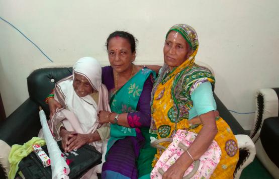 १०३ बसन्त पार गर्नु भएको जेस्ट नागरिक सम्मान गर्दै उप मेयर 