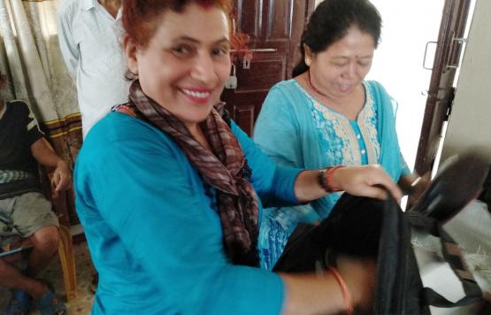 कार्यक्रम मा सहयोग गर्दै कर्मचारी हरु 